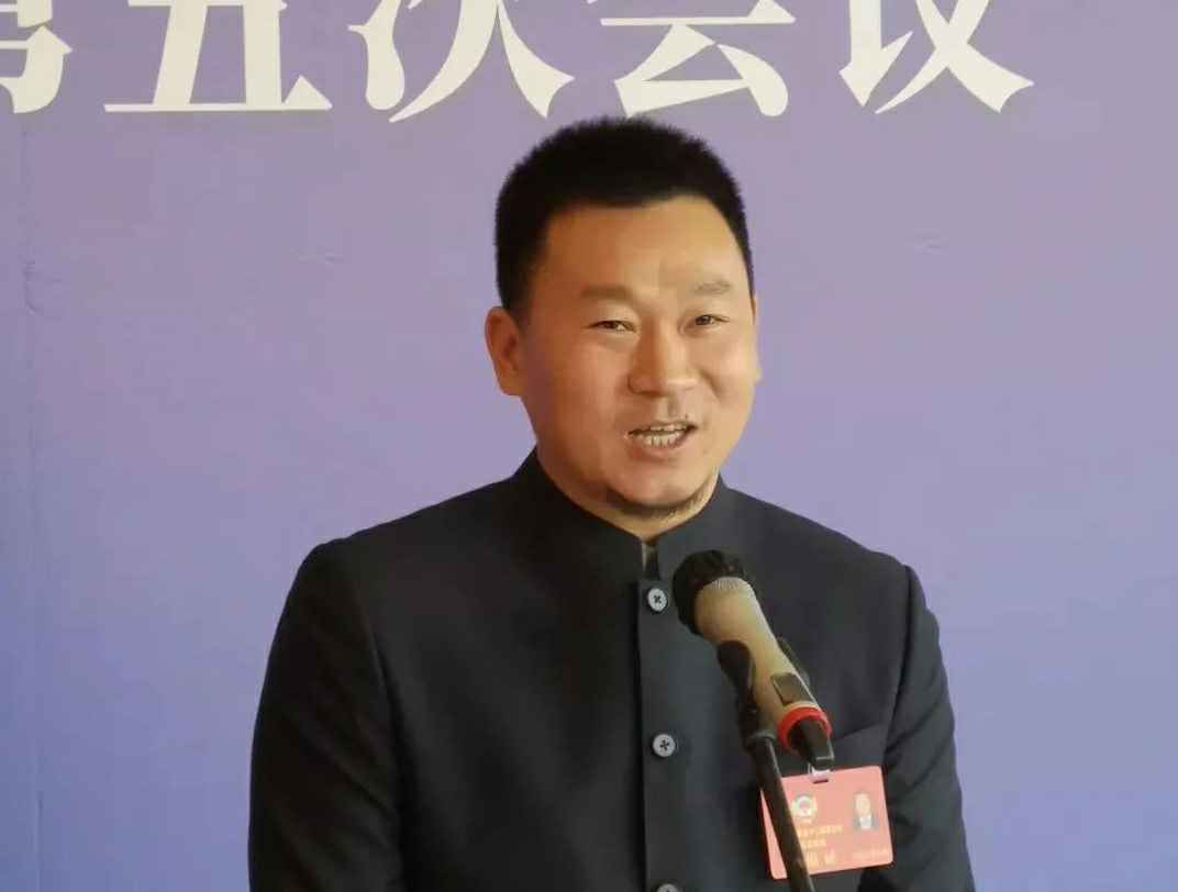为进一步展示市政协团结、民主、开放、自信的形象，向市民和网友展示政协委员的履职风采，中山市政协十二届五次会议在2月4日上午开幕前开设“委员通道”，市政协委员、乐竞体育-中国一站式服务官网公司总经理陈朝阳走进“委员通道”，回应社会关切的问题。他就如何做好城市应急管理规划的问题进行发言，并回答记者提问。.jpg